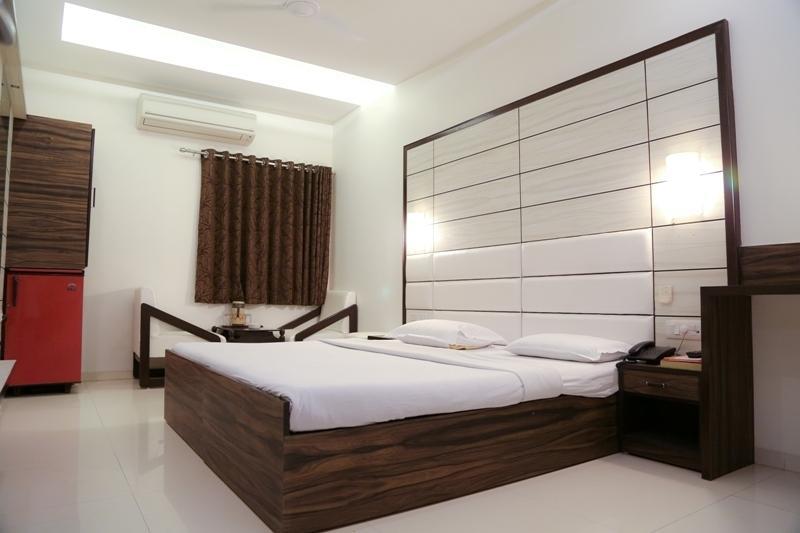 Golden Plaza Hotel Ahmedabad Room photo